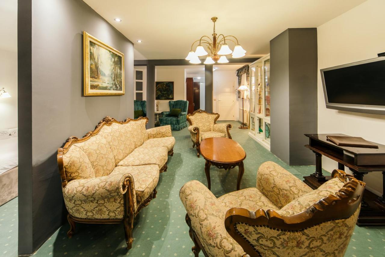 Garni Hotel President De Luxe 크라구예바츠 외부 사진